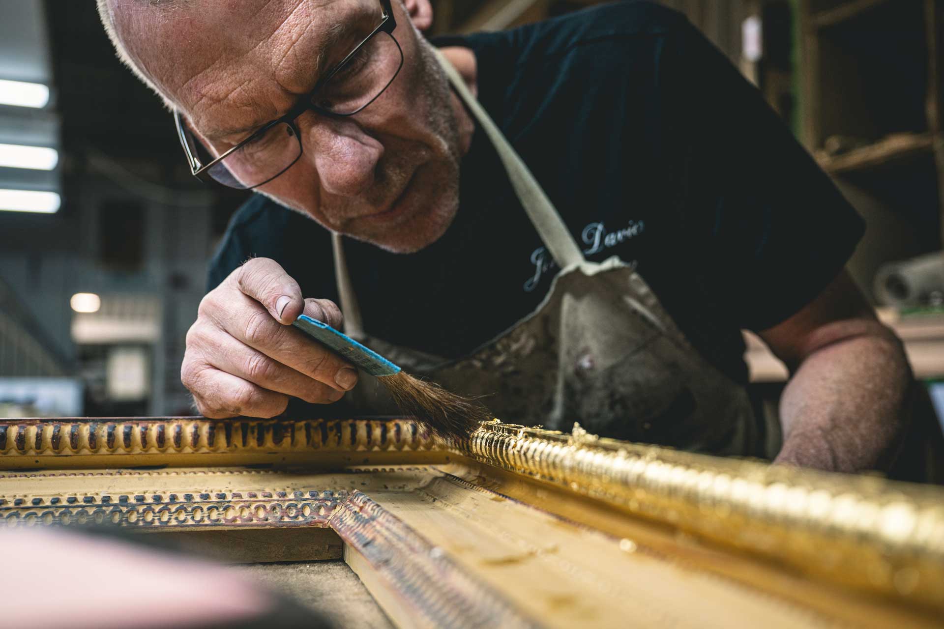 Gilding a frame with gold leaf