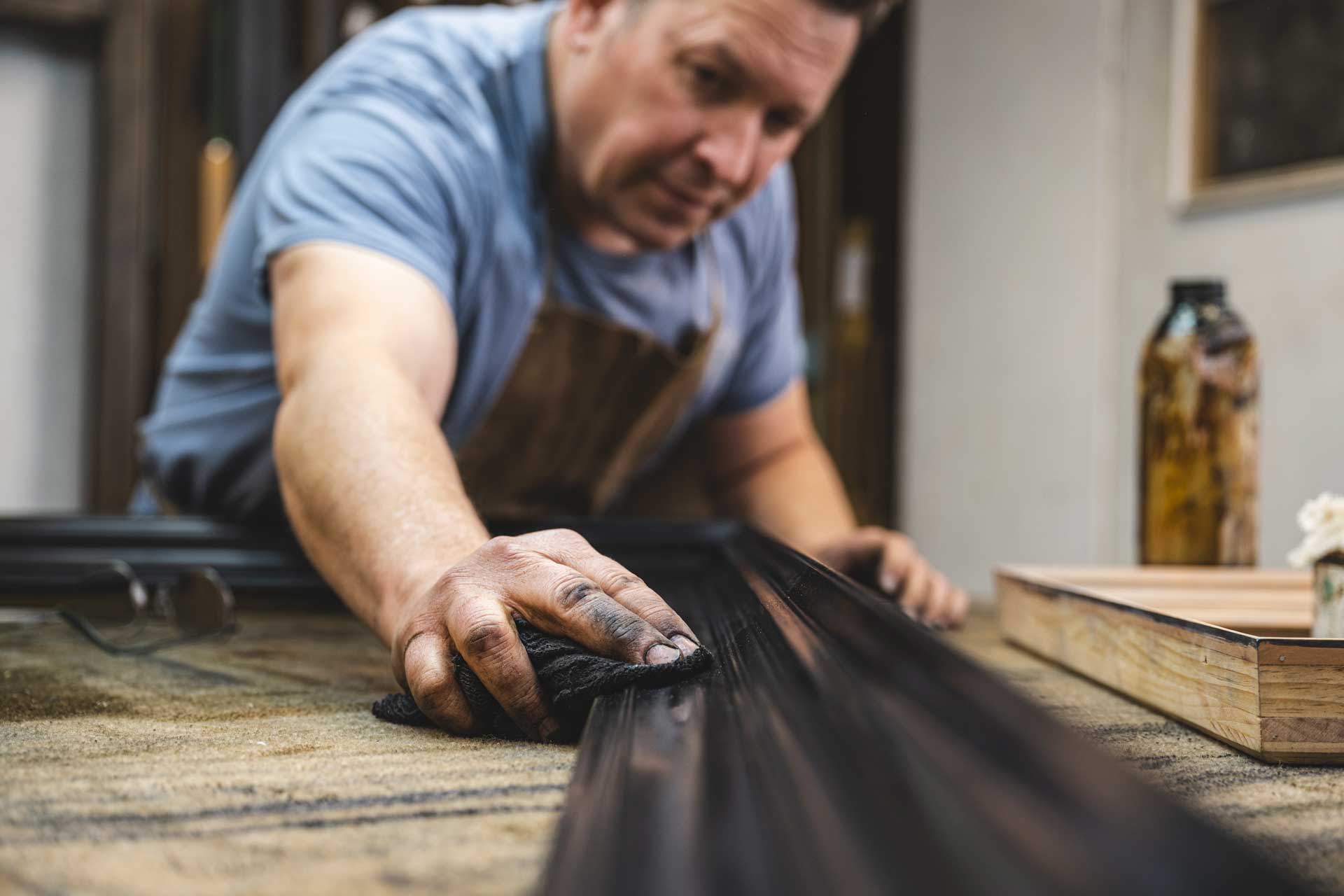 French polishing a frame